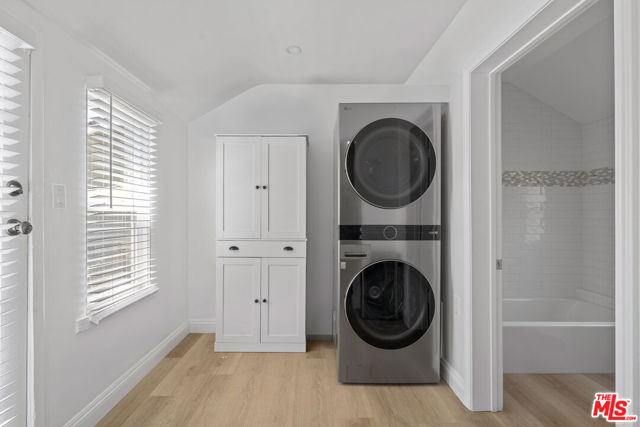 1848 19th Street, Santa Monica CA: https://media.crmls.org/mediaz/1b1bb8f0-4262-4613-92f0-71ca239606c9.jpg