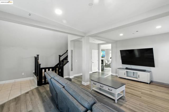 536 Aster St, Vacaville CA: https://media.crmls.org/mediaz/1b1bc2c3-5069-418a-bd40-feab75544088.jpg