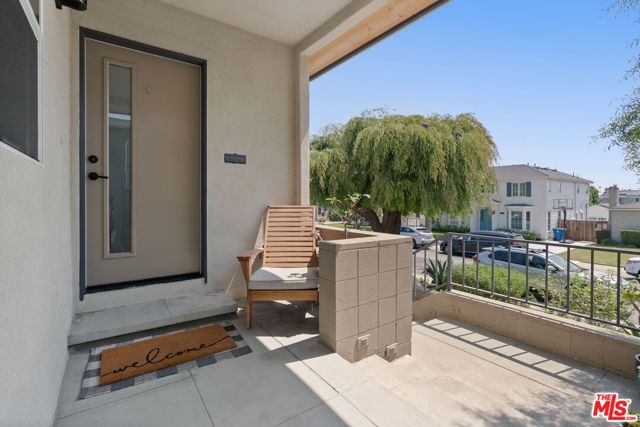 8107 Yorktown Avenue, Los Angeles CA: https://media.crmls.org/mediaz/1b1bcb61-347a-403f-9bb8-eb7df9c5e768.jpg