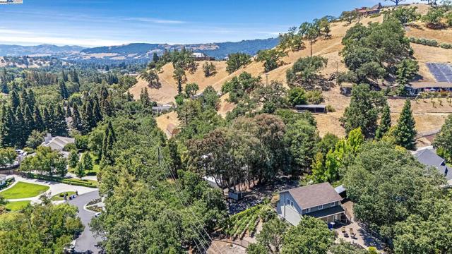 1923 Green Valley Rd, Alamo CA: https://media.crmls.org/mediaz/1b1c5807-c125-4cd0-bb65-ae525e5dace2.jpg