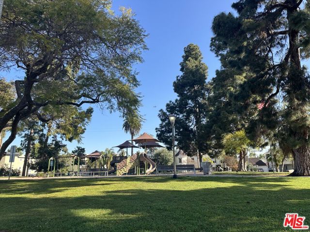 1027 S Lucerne Boulevard, Los Angeles CA: https://media.crmls.org/mediaz/1b1c6fc4-9689-464e-b5a1-4b1f79777c3e.jpg