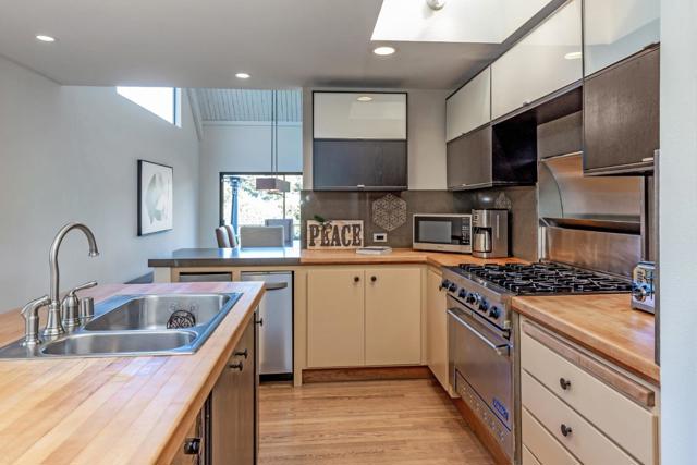 5 Sandstone Street, Portola Valley CA: https://media.crmls.org/mediaz/1b1cd03a-2c91-4194-accb-3f8d48eb64df.jpg