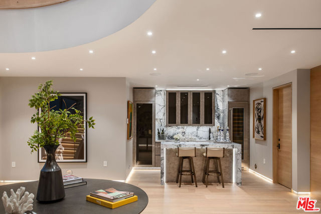 1729 Angelo Drive, Beverly Hills CA: https://media.crmls.org/mediaz/1b1d023f-c5c9-4a49-b2a3-cb89dcb64eae.jpg