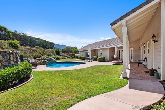 1324 Vista Colina Dr, San Marcos CA: https://media.crmls.org/mediaz/1b1dd65f-c2db-4238-92cd-1ad692e4935e.jpg
