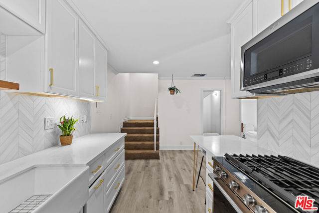 4381 Ventura Canyon Avenue, Sherman Oaks CA: https://media.crmls.org/mediaz/1b1f2719-65e2-427b-b574-c97c0cc6ffed.jpg