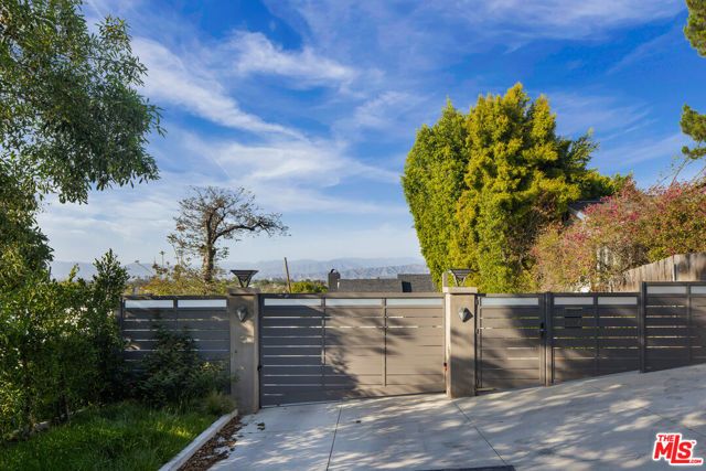 11775 Laurelwood Drive, Studio City CA: https://media.crmls.org/mediaz/1b205138-dcb4-480c-94b9-7a90c25b117e.jpg