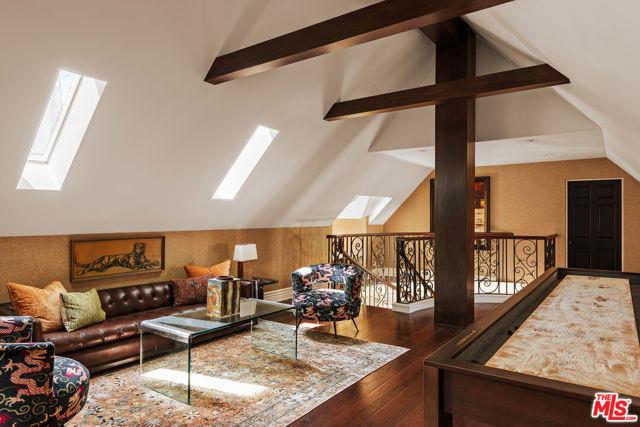 3901 Longridge Avenue, Sherman Oaks CA: https://media.crmls.org/mediaz/1b20ac8c-78c9-4c38-b2bd-fafc4a245f05.jpg