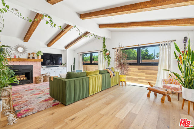 29500 Heathercliff Road, Malibu CA: https://media.crmls.org/mediaz/1b214815-2caf-4387-8446-108433ed5320.jpg