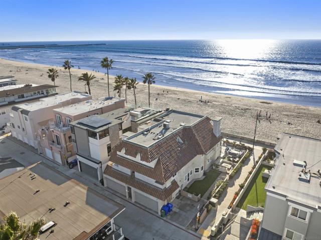 2965 Ocean Front Walk, San Diego CA: https://media.crmls.org/mediaz/1b2167bc-7e5e-421b-930d-d72c3d3fbd8f.jpg