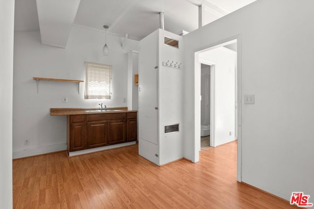 1925 19th Street, Santa Monica CA: https://media.crmls.org/mediaz/1b229928-2da1-46ff-a9e3-51ce3c0d7df3.jpg