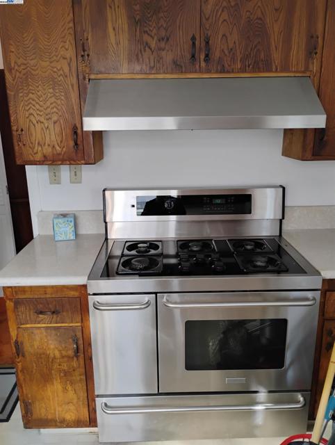 2621 66th Avenue, Oakland CA: https://media.crmls.org/mediaz/1b238ad4-782a-438d-9e33-9d313262a7a4.jpg