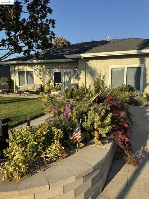 137 Zartop, Oakley CA: https://media.crmls.org/mediaz/1b23d2b0-8c41-4dde-865b-9dbf7ae72951.jpg