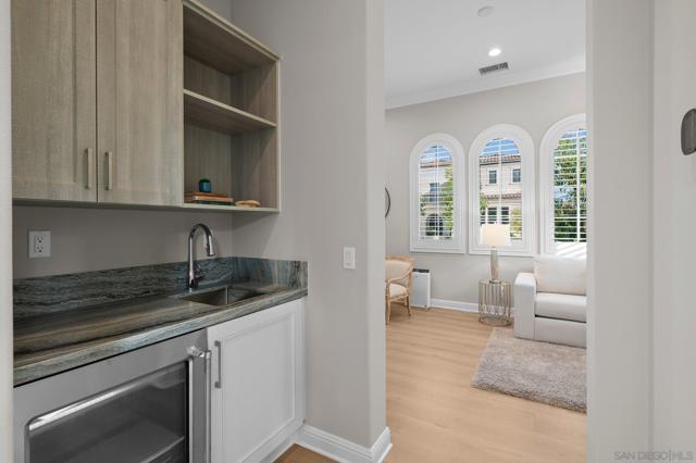 6210 Summit Crest Cir, San Diego CA: https://media.crmls.org/mediaz/1b242b68-f70b-4e01-97cc-92fe984a0d5a.jpg