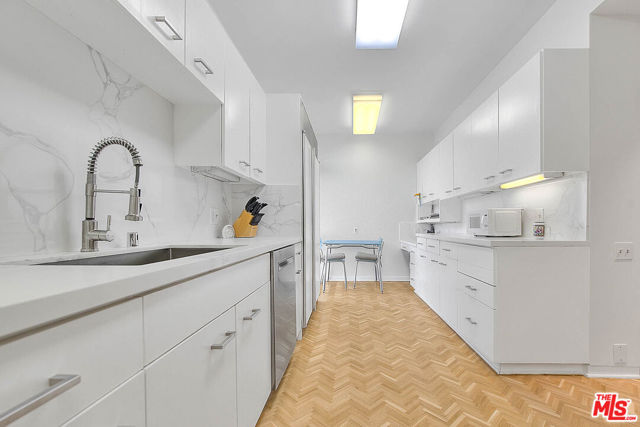 9255 Doheny Road, West Hollywood CA: https://media.crmls.org/mediaz/1b243f41-c0ab-47e4-9b58-7a18408c7799.jpg