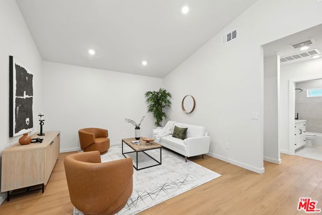 15727 Hartsook Street, Encino CA: https://media.crmls.org/mediaz/1b2472b7-fd04-49bb-b289-d087e0f3b30e.jpg