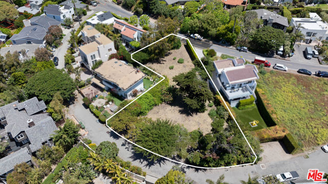 31826 Broad Beach Road, Malibu CA: https://media.crmls.org/mediaz/1b262d54-667c-4bb9-9c9f-df0d9750e69c.jpg