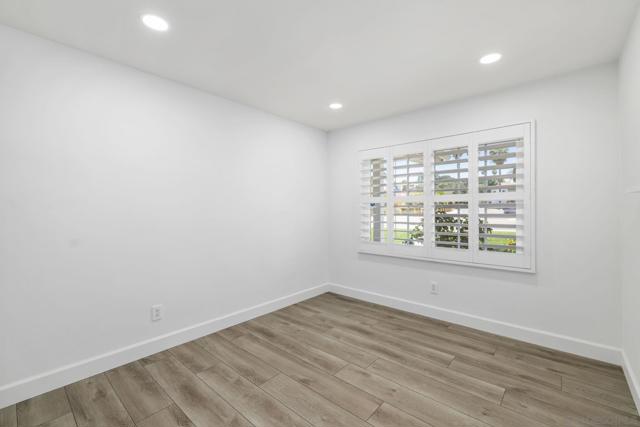 17268 Bernardo Oaks Dr, San Diego CA: https://media.crmls.org/mediaz/1b263e4d-40c6-4f53-a5b9-f6ae31e22653.jpg