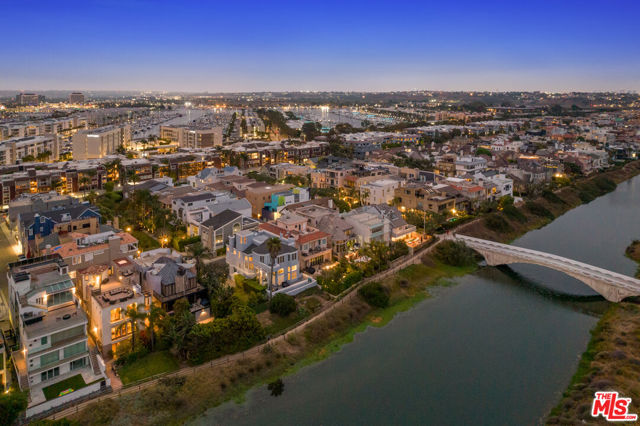 4115 Roma Court, Marina del Rey CA: https://media.crmls.org/mediaz/1b2a76a6-2139-4532-85ce-3993050a5c99.jpg