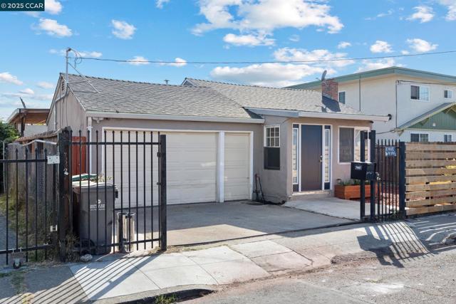 7447 Lockwood St, Oakland CA: https://media.crmls.org/mediaz/1b2b6741-5d8b-479e-b9c4-cbf930f4a86d.jpg