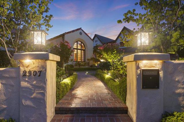 2307 Easton Drive, Burlingame CA: https://media.crmls.org/mediaz/1b2e08c8-a3da-4d14-a971-438b4f3716a1.jpg