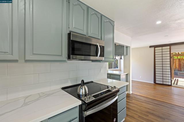 10 Maureen Ct, Pleasant Hill CA: https://media.crmls.org/mediaz/1b2e2f73-b5a6-4414-bcac-30025d46cfae.jpg