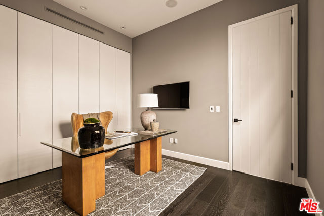 6607 Maryland Drive, Los Angeles CA: https://media.crmls.org/mediaz/1b2e66b4-9acc-410d-ae5a-2fe386461be0.jpg