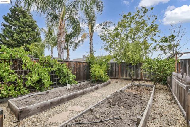 1212 landover, Brentwood CA: https://media.crmls.org/mediaz/1b2ea24e-646e-4608-a348-b5d8351b4ce5.jpg