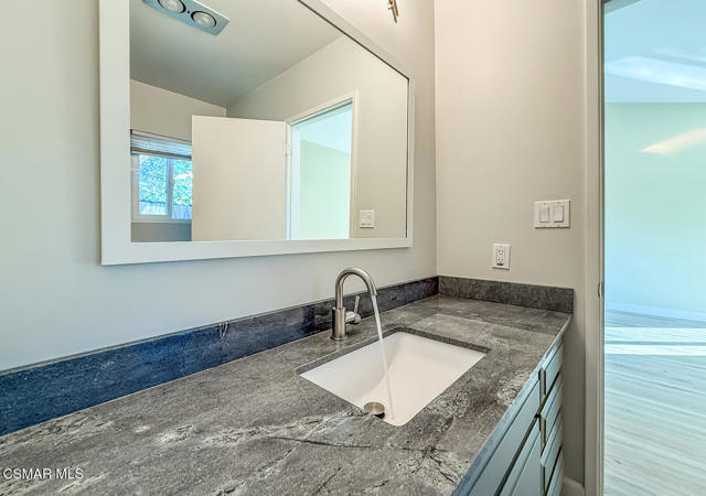 1251 Buckingham Drive, Thousand Oaks CA: https://media.crmls.org/mediaz/1b2f5c67-1619-4731-b6e0-2bc14d8084ea.jpg