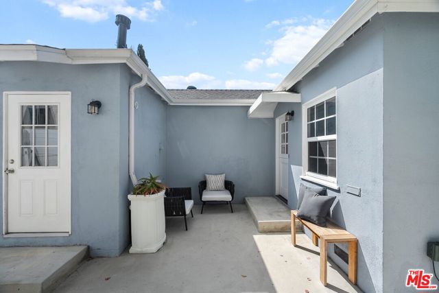 3627 Veteran Avenue, Los Angeles CA: https://media.crmls.org/mediaz/1b2f74bc-0c64-48e2-8698-33e3552a4a46.jpg