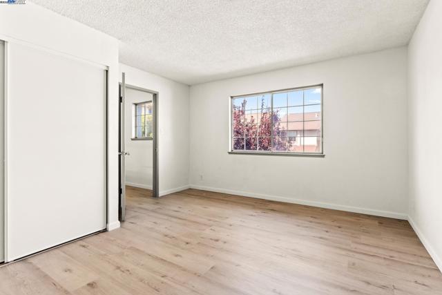446 Bayview Cir, San Francisco CA: https://media.crmls.org/mediaz/1b3012f6-4a36-4a13-9928-291db91ce85c.jpg