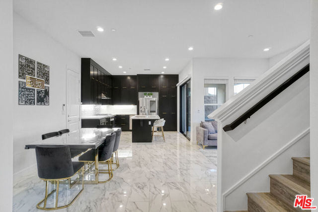 20818 W Bur Oak Circle, Porter Ranch CA: https://media.crmls.org/mediaz/1b305db7-5286-4038-b1d5-bda98ba32d5b.jpg