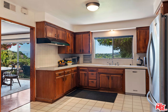 16840 Oak View Drive, Encino CA: https://media.crmls.org/mediaz/1b307840-f17a-49b2-83dc-c9eba68fb4fe.jpg