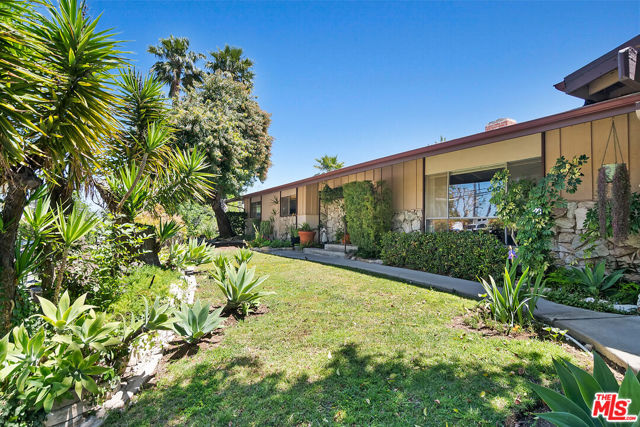 16840 Oak View Drive, Encino CA: https://media.crmls.org/mediaz/1b30b18c-e79d-4acf-8076-69674713df59.jpg