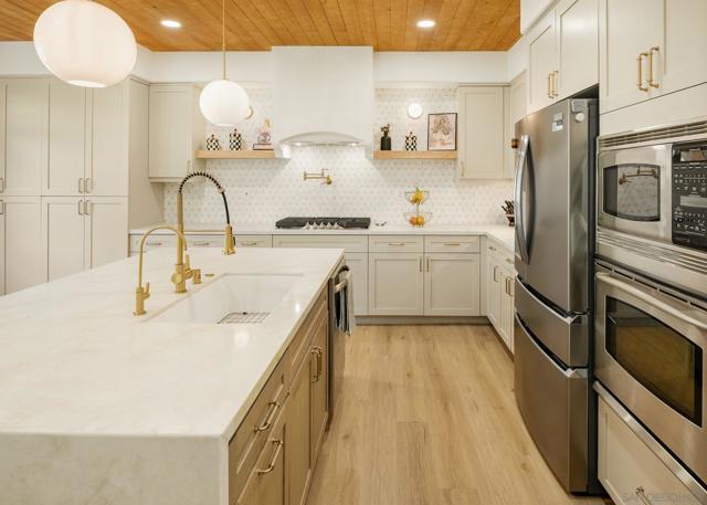 10528 Pinion Trl, Escondido CA: https://media.crmls.org/mediaz/1b30bb42-1bbc-48f2-b18b-486c1234ef9a.jpg