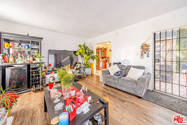 1618 S Burnside Avenue, Los Angeles CA: https://media.crmls.org/mediaz/1b31a3ec-1428-4b1e-89f5-40866bf22372.jpg