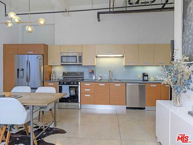 738 S Los Angeles Street, Los Angeles CA: https://media.crmls.org/mediaz/1b31ef11-84dc-4a83-9832-eb489ee0250d.jpg