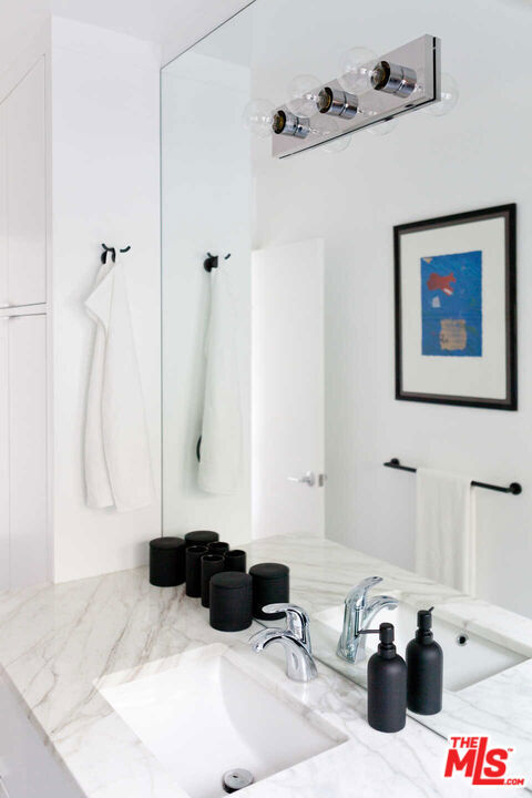 3118 21ST Street, Santa Monica CA: https://media.crmls.org/mediaz/1b33fe69-904c-4754-8be5-737d588a467e.jpg