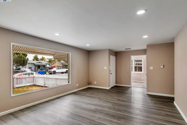 6547 Dairy Ave, Newark CA: https://media.crmls.org/mediaz/1b34029e-faaa-4d87-bd31-c839b2137522.jpg