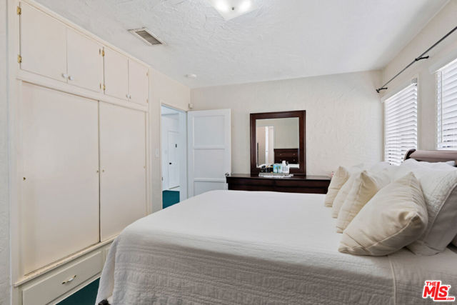 818 N Brand Boulevard, San Fernando CA: https://media.crmls.org/mediaz/1b356d95-2515-48d1-8aa5-9408e0d26d37.jpg