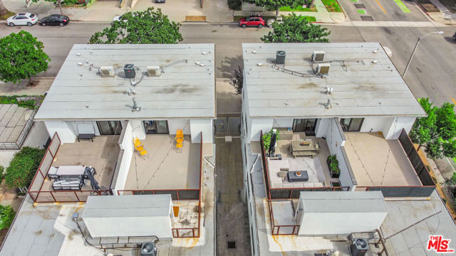 1254 9th Street, Santa Monica CA: https://media.crmls.org/mediaz/1b365bdf-e5f1-43dc-bd31-385ea2662e18.jpg