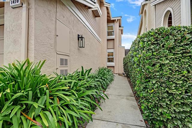 1410 Groth Cir, Pleasanton CA: https://media.crmls.org/mediaz/1b371240-f1d5-49f0-b005-72d2a1e3fdc0.jpg