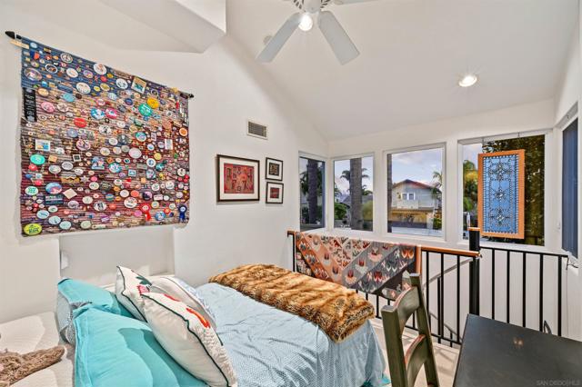 7215 Daffodil Pl, Carlsbad CA: https://media.crmls.org/mediaz/1b37d4db-f1ed-4c65-b3f1-33df0c76388b.jpg