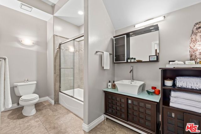 11680 Montana Avenue, Los Angeles CA: https://media.crmls.org/mediaz/1b380c0c-869a-4241-8bbe-ab40ccb44f51.jpg