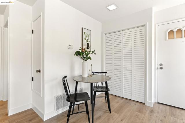 221 Village Pl, Martinez CA: https://media.crmls.org/mediaz/1b383e3c-b969-4bbf-bd74-01d56b962ae4.jpg