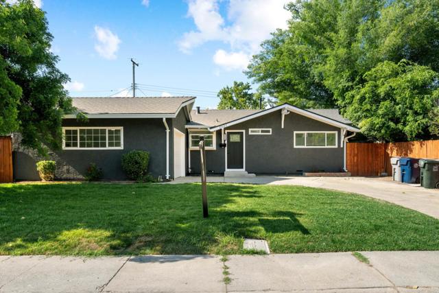 2621 Wood Violet Way, Sacramento CA: https://media.crmls.org/mediaz/1b38730c-54b1-4d8c-ad2f-921b6bb1d845.jpg