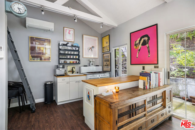 1801 San Ysidro Drive, Beverly Hills CA: https://media.crmls.org/mediaz/1b387b5b-8b01-4dec-a970-2073395ade40.jpg
