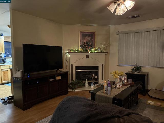 2306 River Ct, Delano CA: https://media.crmls.org/mediaz/1b38dbd2-b6b9-4d61-847d-ea070c8301f2.jpg