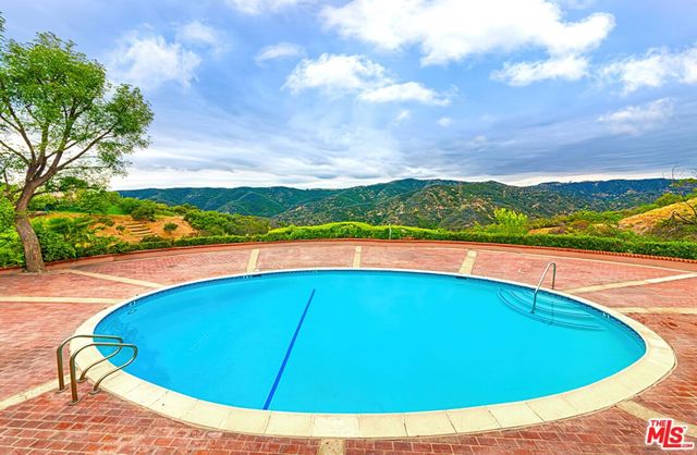 2322 Canyonback Road, Los Angeles CA: https://media.crmls.org/mediaz/1b39c8b6-dd55-43ea-93d0-061aeae70d29.jpg
