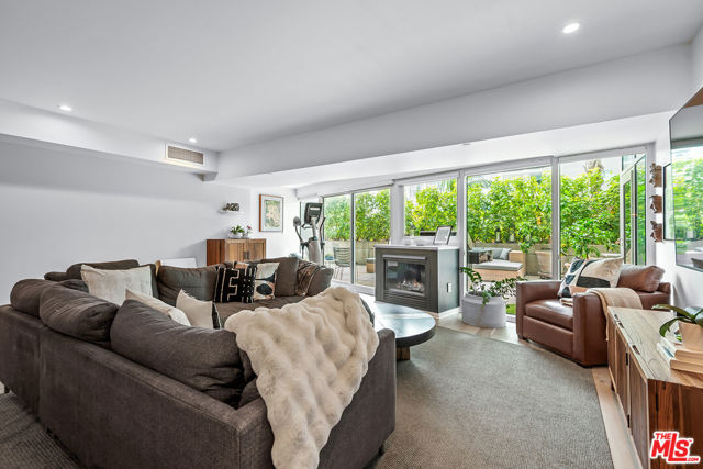 13600 Marina Pointe Drive, Marina del Rey CA: https://media.crmls.org/mediaz/1b3aab07-fb6f-48b7-b4ec-fde32f1fd5f2.jpg