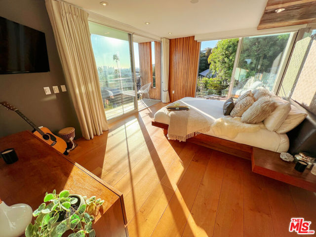 7650 Curson Terrace, Los Angeles CA: https://media.crmls.org/mediaz/1b3af4ff-6e40-490f-b397-e1a5274385a0.jpg